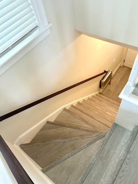 Entrance Stairs - 10 Devon Ter