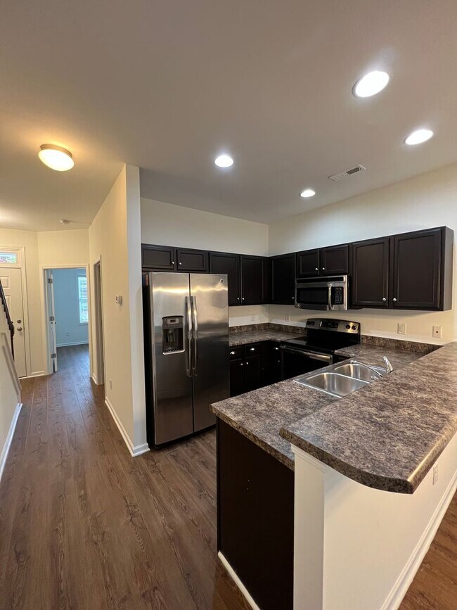 Building Photo - SAYLOR'S WATCH - 3 Bedroom Townhome in Mon...