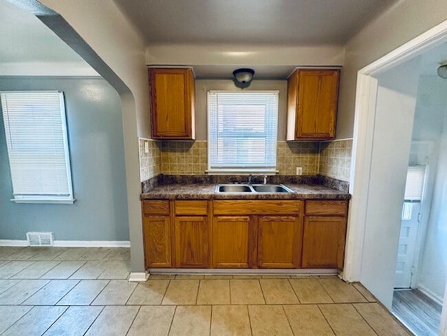 Building Photo - 3 Bedroom 1 Bath Welcome Section 8