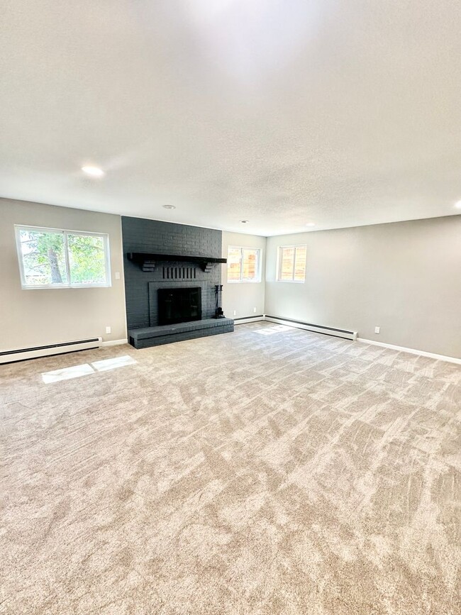 Building Photo - Move In Ready fully remodeled home for ren...