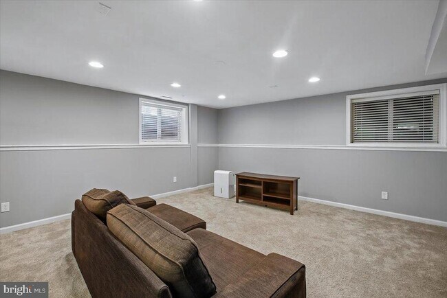 Building Photo - 3801 Denfeld Ave