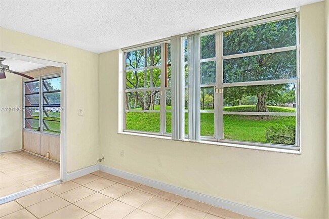 Building Photo - 9410 Tangerine Pl