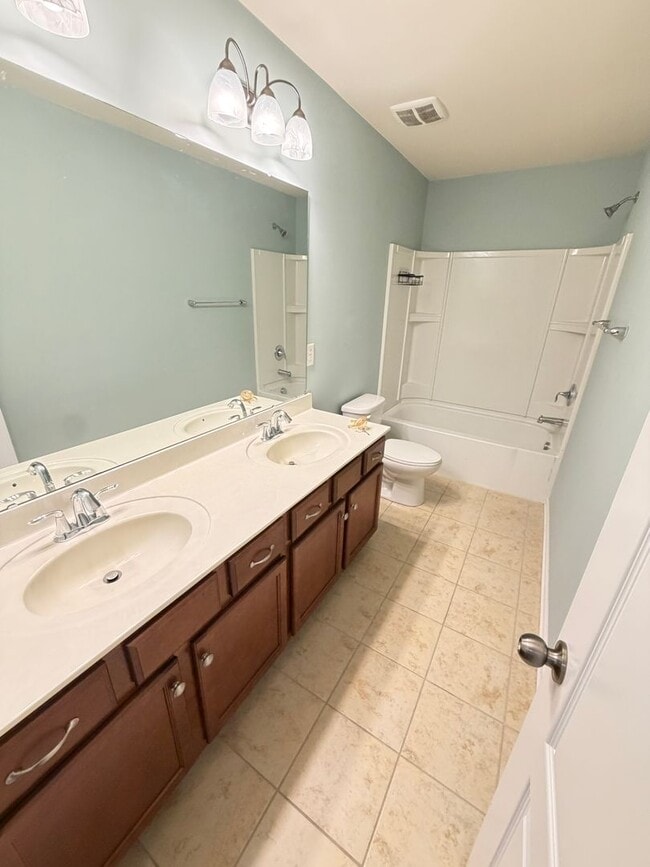 Building Photo - Expansive 5-Bedroom, 3-Story Home in Desirable Harrisburg Neighborhood