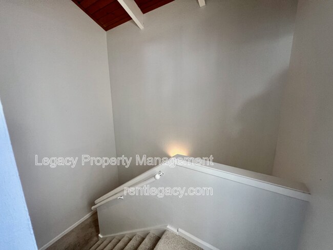 Building Photo - 2200 Laguna Cir