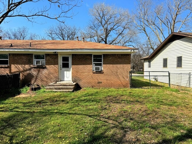 Building Photo - 102 Ave G