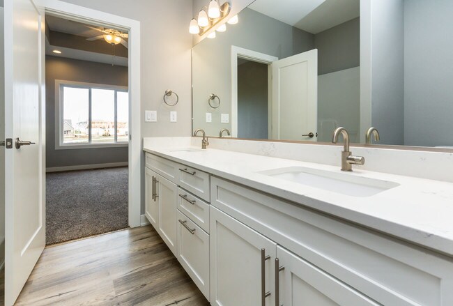 master bathroom - 615 SE Tallgrass Ln