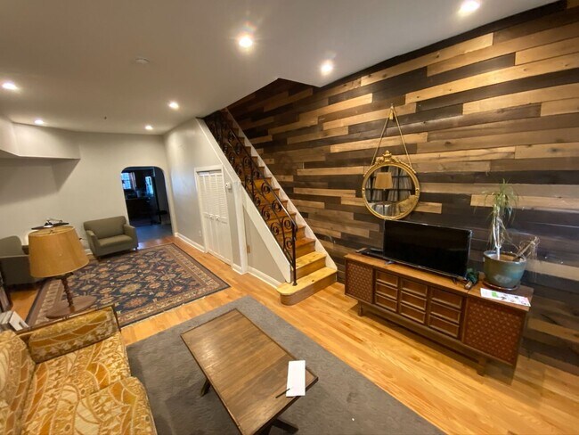 Building Photo - Available 3 bedroom house in Port Richmond!