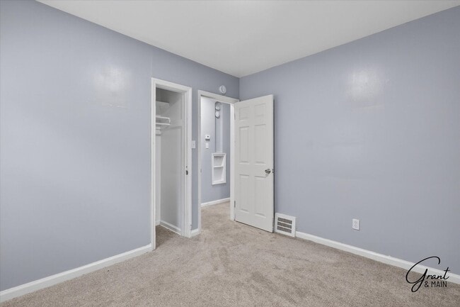 Building Photo - $1200 2 bedroom ranch