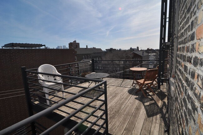 Building Photo - Noble Square Large 2 Bed w/Central Heat & A/C, Only 2 Blocks to the Blue Line, In-Unit Laundry. F...