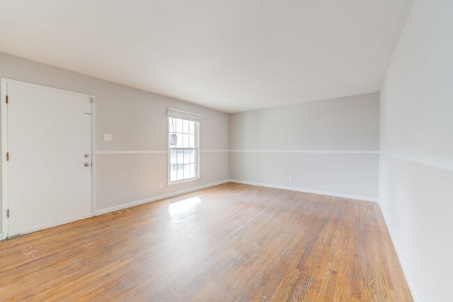 Building Photo - 3 bedroom 2 bath house with attached garage.