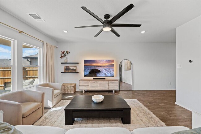 Building Photo - 144 Calgary Ln