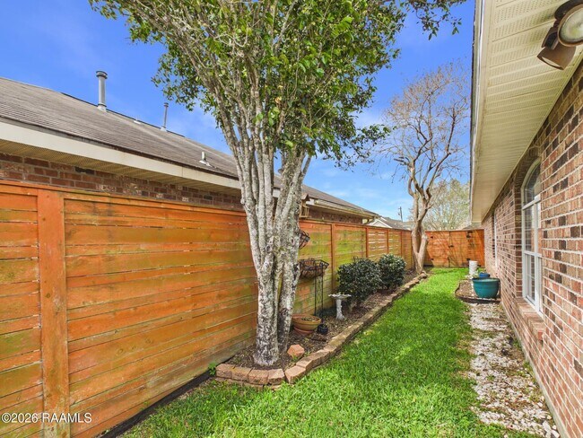 Building Photo - 115 La Rue Vil