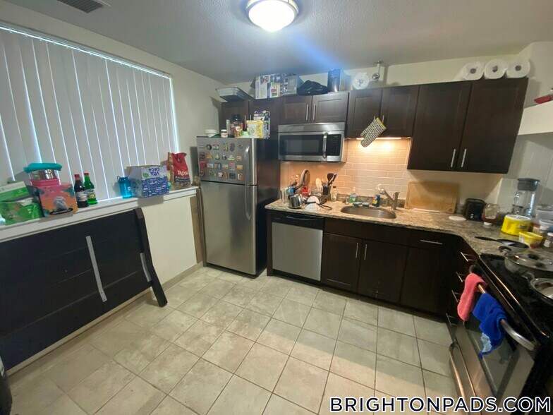 Building Photo - 146 N Beacon St