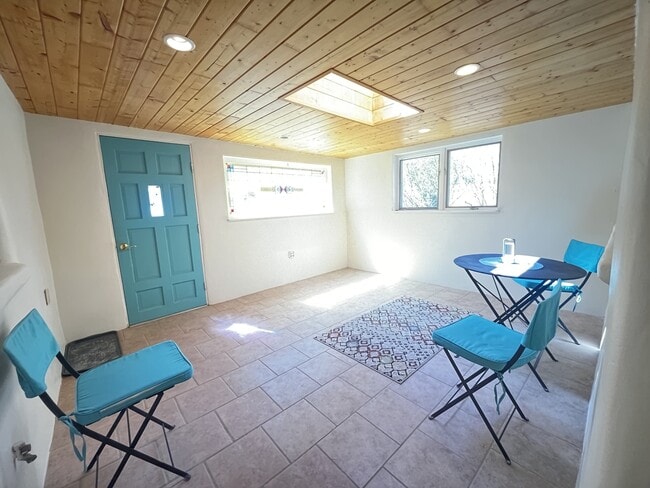 Building Photo - 409 Maria Ln
