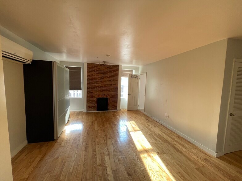 Building Photo - 925 N Calvert St