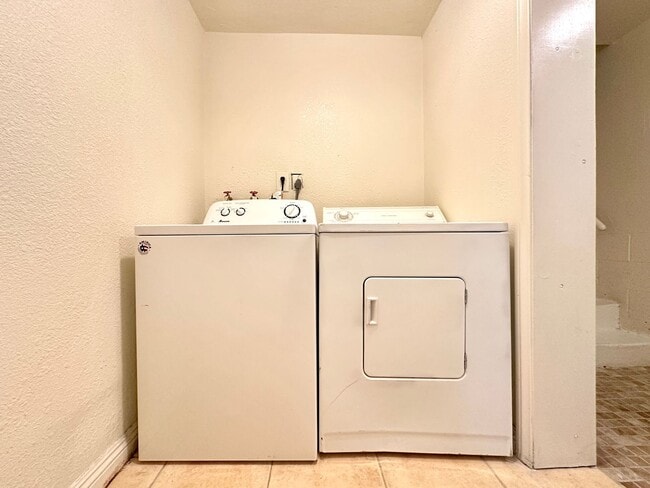 Building Photo - CHARLESTON HEIGHTS