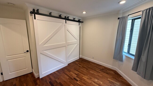 Building Photo - EPIC REA: Charming 2Bed/1Bath Condo w/ Parking