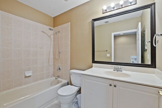 Building Photo - Charming 3-Story 3-Bedroom 2.5 Bath Townho...