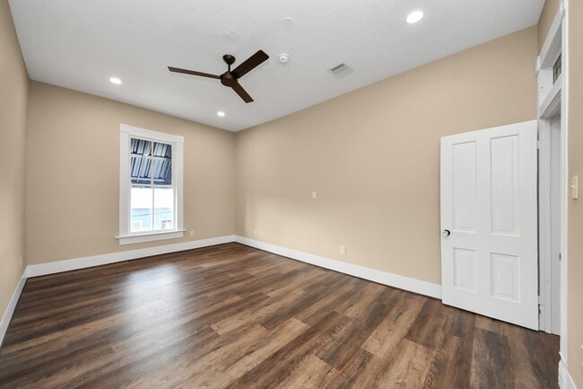 Building Photo - 223 W Main St