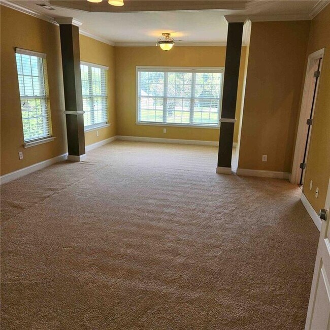 Building Photo - 635 Syreeta Ln