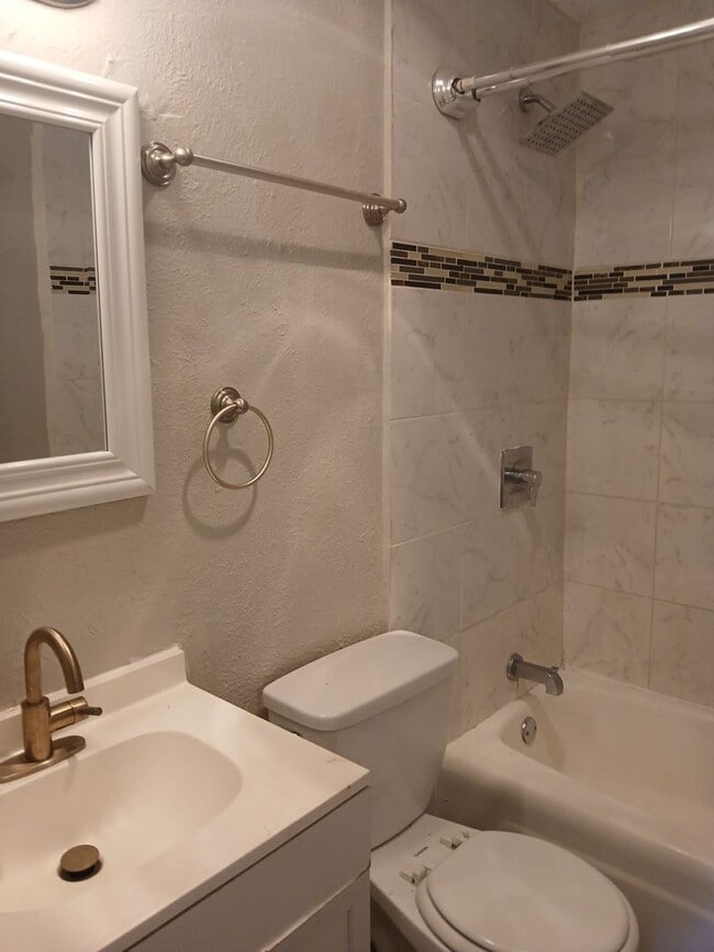 Building Photo - 3 Bedrooms, 1.5 Bathrooms, 1 Car Garage Ne...