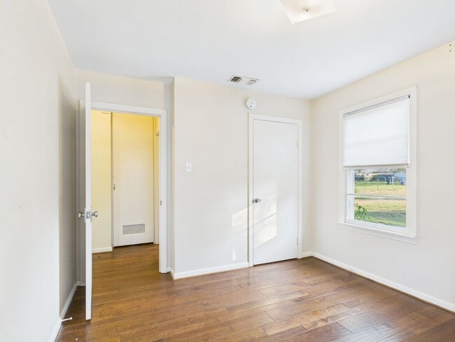 Building Photo - Adorable Property