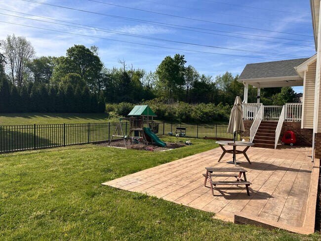 Building Photo - Beautiful 3 Bedroom 2 1/2 Bath Home For Rent!