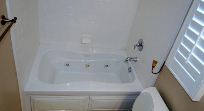 Building Photo - Upgraded 2 bedroom/ 2 bath in the heart of...