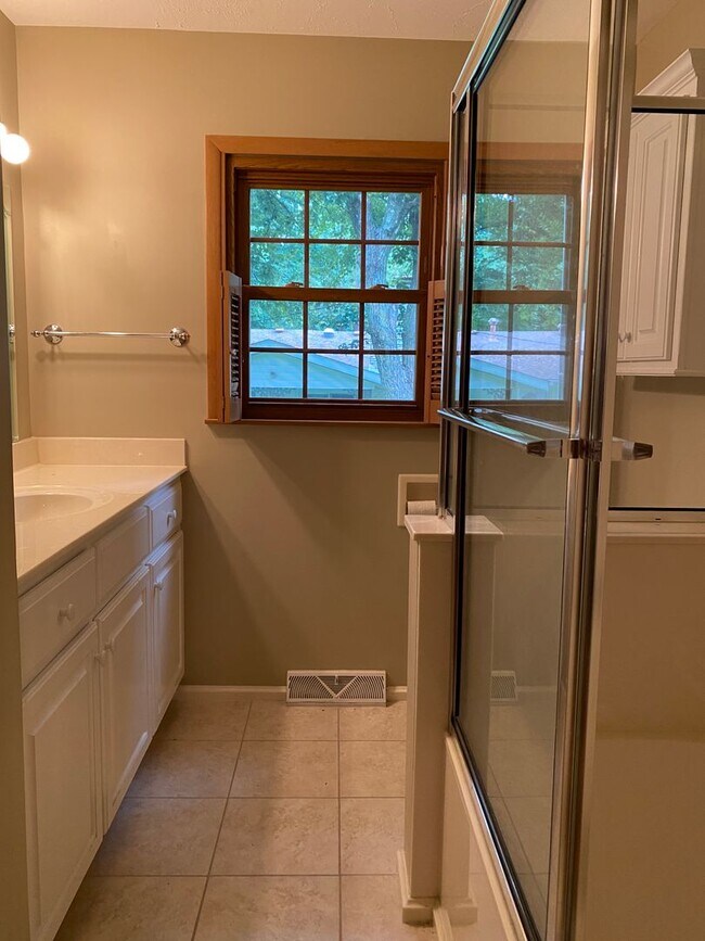 Building Photo - 3 Bed 3 Bath Home