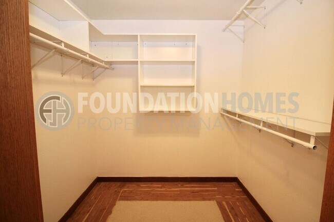 Building Photo - 817 Ridge View Dr.