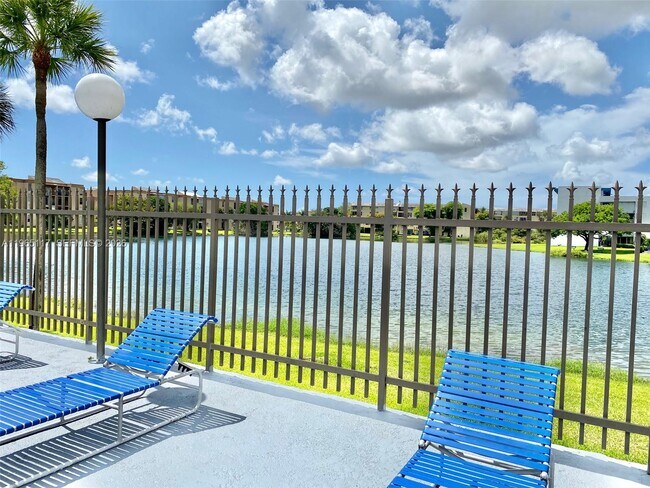 Building Photo - 8897 Fontainebleau Blvd