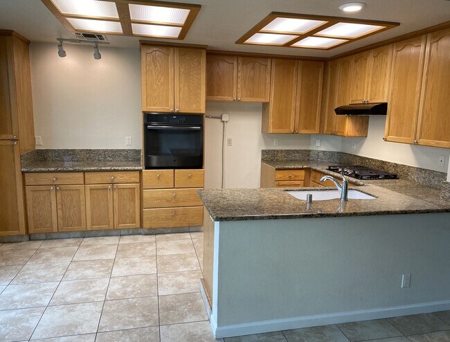 Building Photo - Well Maintained Single Level 4 Bedroom, Fo...