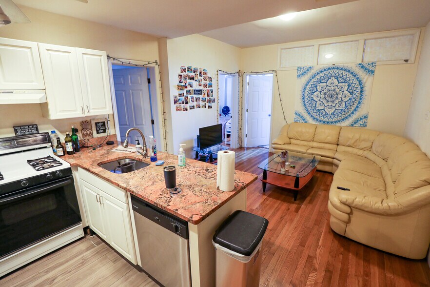 Building Photo - 322 St Paul St