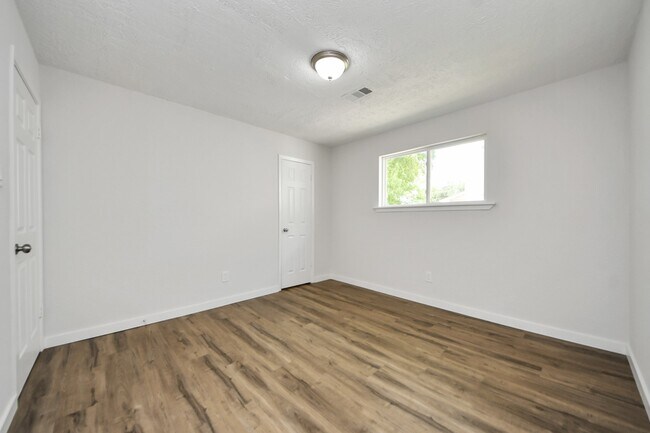 Building Photo - 3400 Surrey Ln
