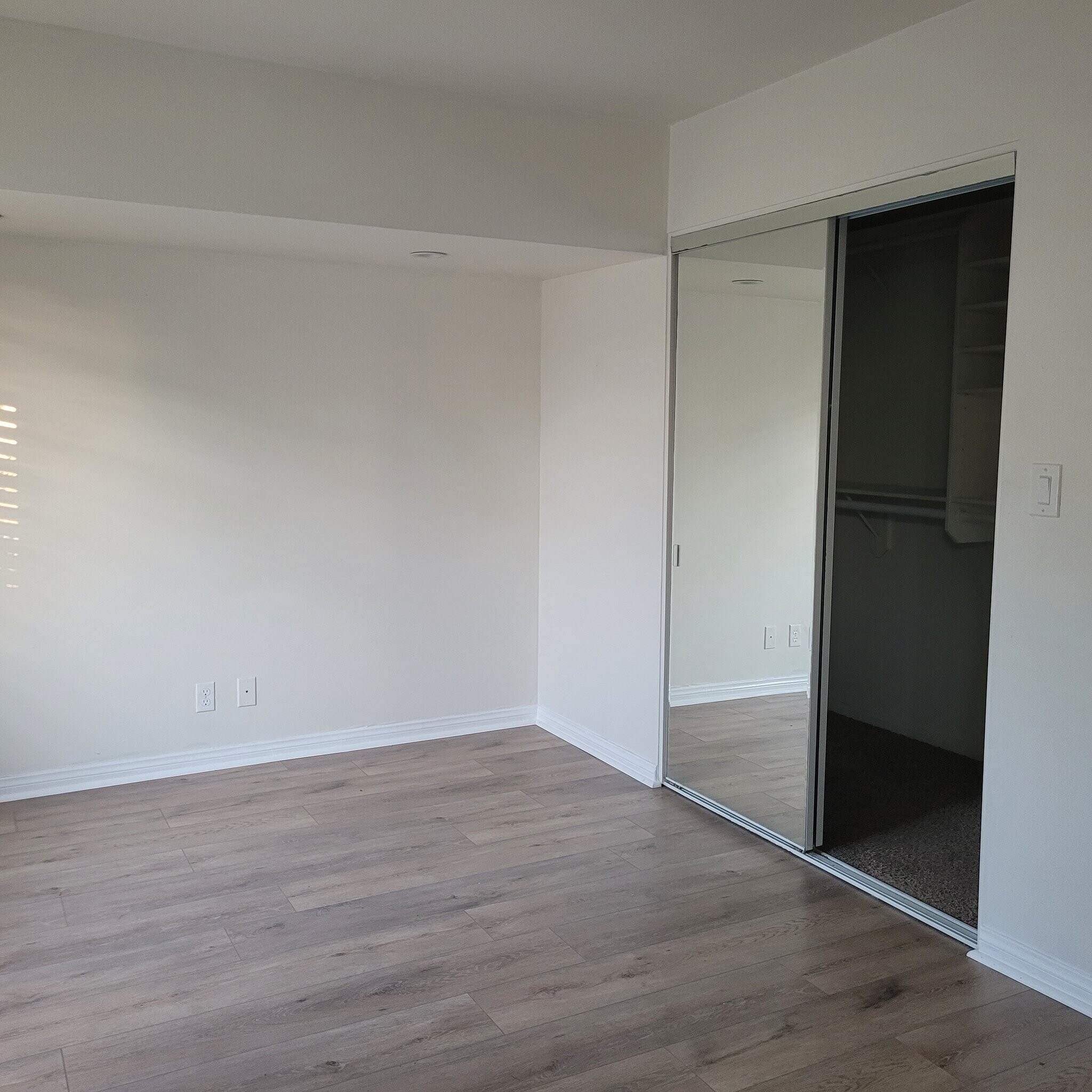Building Photo - 639 Calle Tulipan