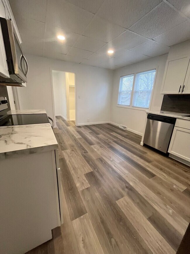 Building Photo - 4 Bed/1.5 Bath Rental Home in Central Sioux Falls!
