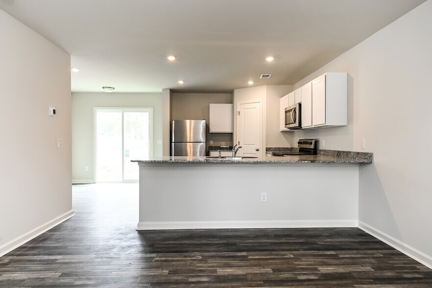 Building Photo - 664 Savanac St SE