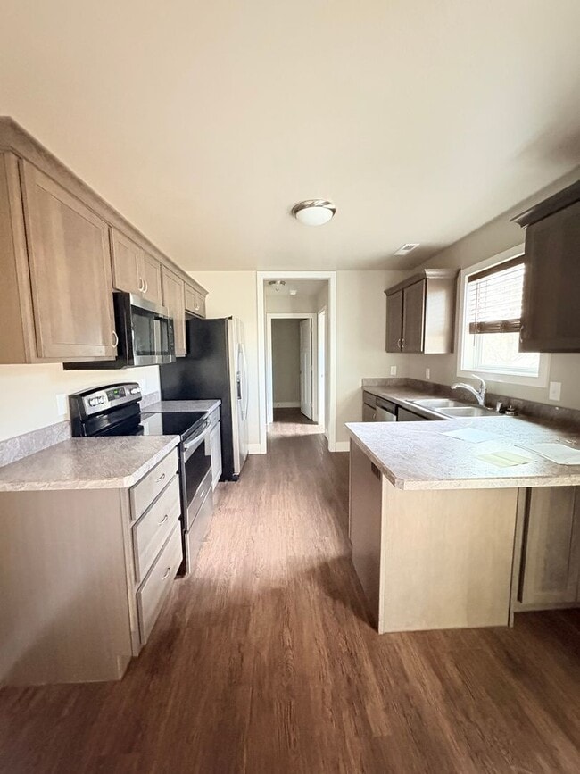 Building Photo - Beautiful 3 Bed Townhome