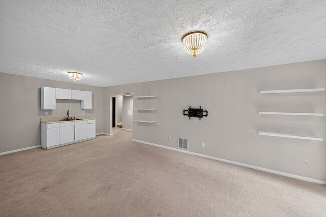 Building Photo - 3-level townhome in sought-after Sycamore Heights