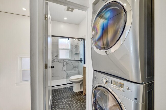 Building Photo - Furnished 3-Bedroom Apartment for 5 – Shared Living College Ave!