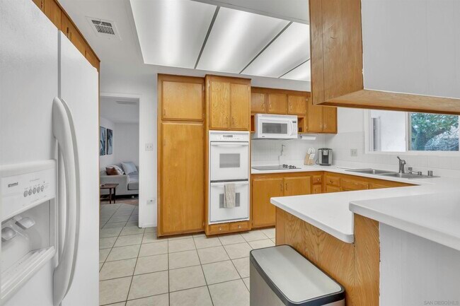 Building Photo - 17052 Bernardo Oaks Dr
