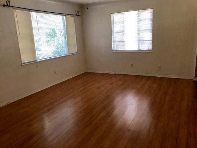 Building Photo - GREAT 3/2/1 SINGLE FAMILY HOME MINUTES TO ...