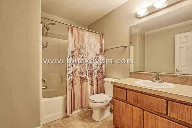 Building Photo - 3 Bed, 2.5 Bath Townhome Near Orchards Fre...