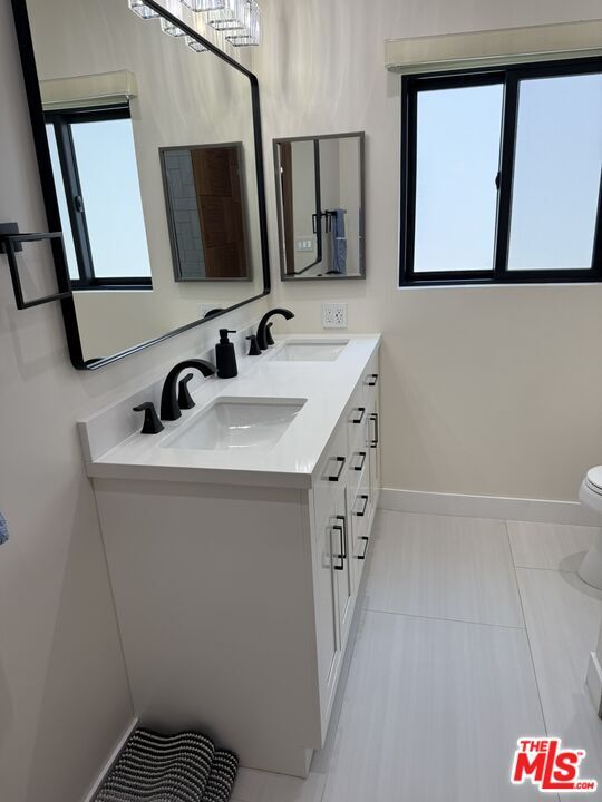 Building Photo - 7627 Encino Ave