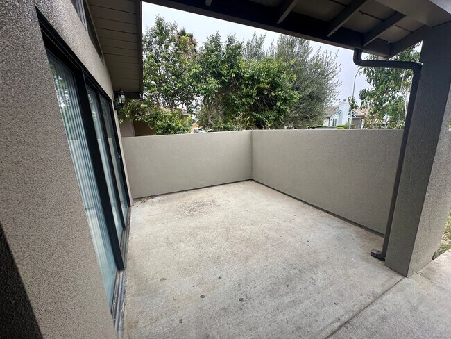Building Photo - 547 De Leon Dr