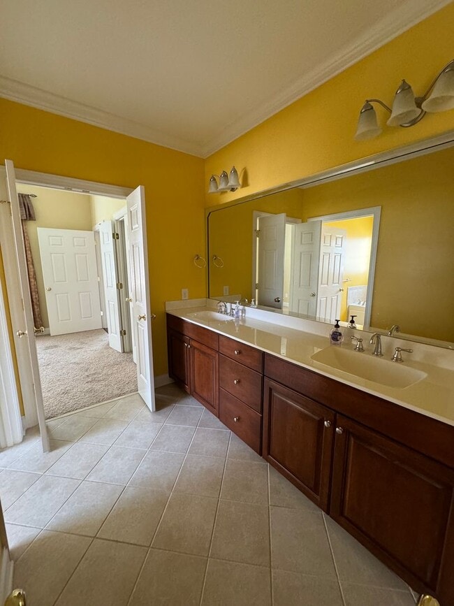 Building Photo - Modern 3 bedroom Condo with elevator access for second floor move-in!