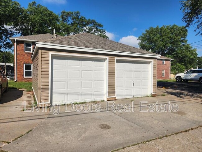 Building Photo - 312 S 47th St