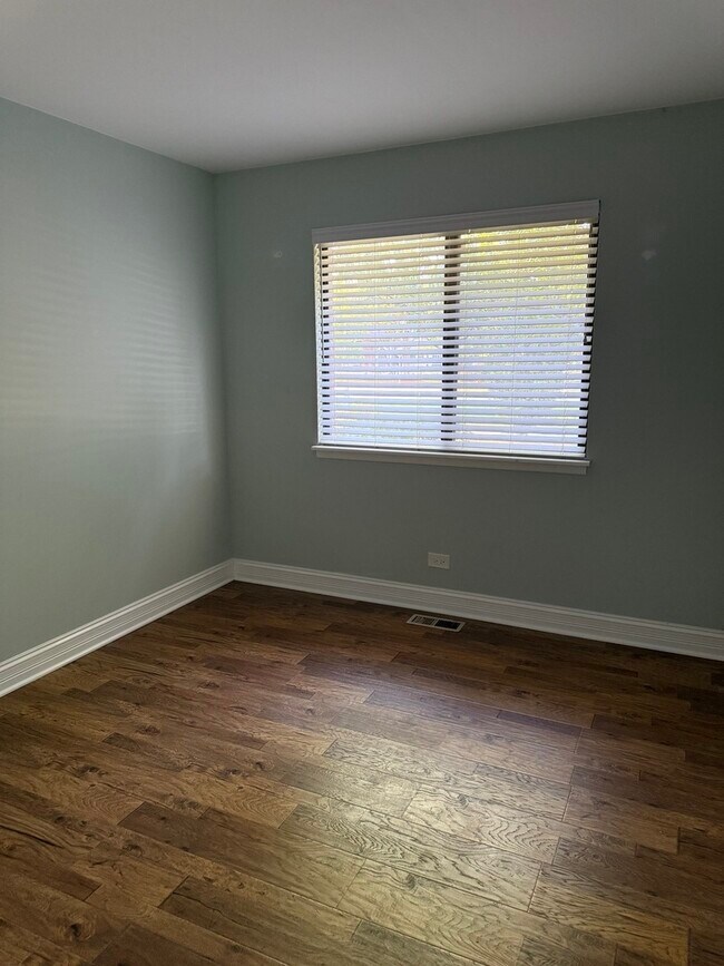 Building Photo - 216 Deerpath Ct