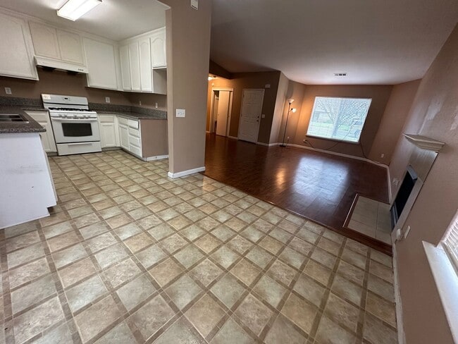 Building Photo - 1 Story Home