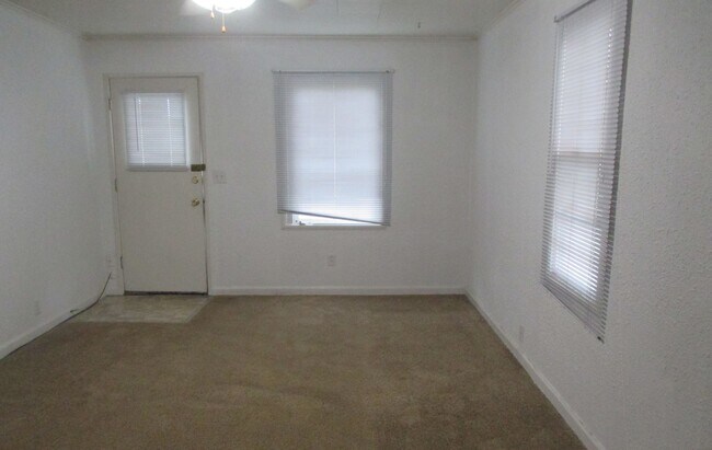 Building Photo - **PENDING APP**$200 Move In Special**Cute 2 Bed 1 Bath Cottage like Home in Buckley